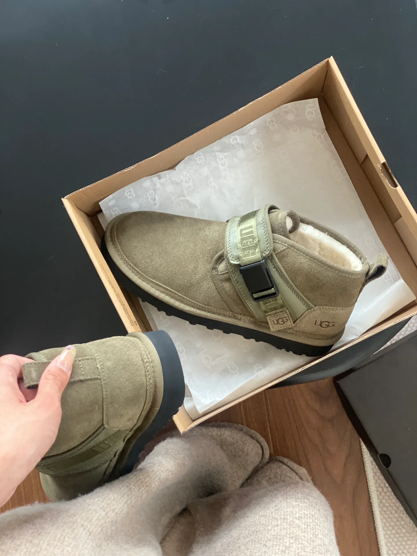 [UGG] P: 580💰 Men's model. Size: 39-44 UGG men's snow boots and wool shoes. The most popular style is now available, Neumel Snapback (buckle style). Material: cowhide➕sheep fur. Outsole: rubber (light wing technology) light! light! light! Super waterproof and available in 3⃣️ colors.